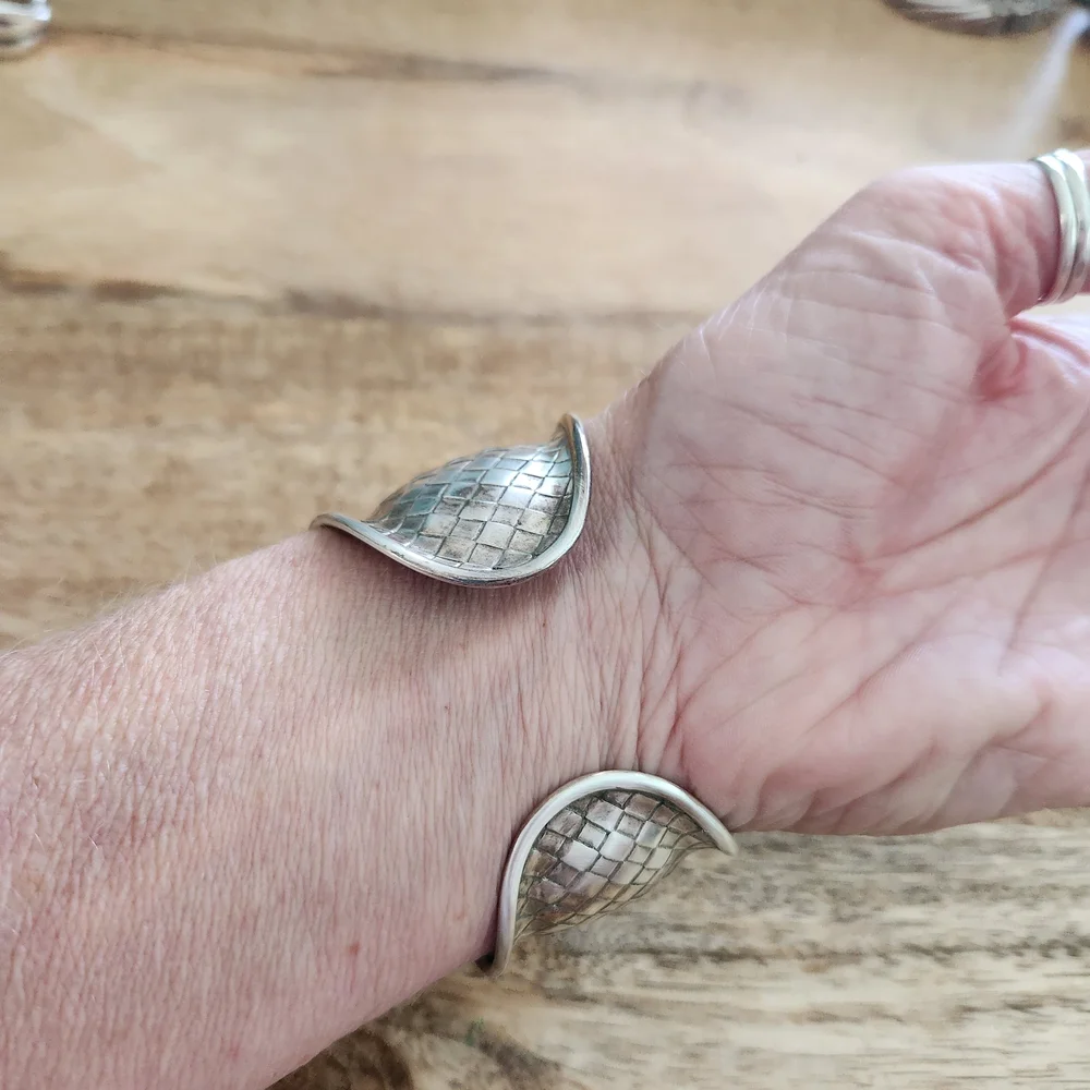 Elegant Sarda Silver Cuff Bracelet - Picture 6 of 9